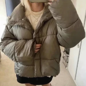 Beige/grön dunjacka H&M - Super  snygg till vintern. Aldrig använd av mig men jag köpte på vinted så den är fortfarande använd. Inte mina bilder!💞