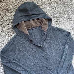 Cardigan - Stickad cardigan 