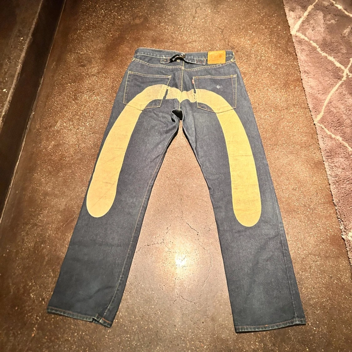 Evisu jeans med gul målad båge, stl 34