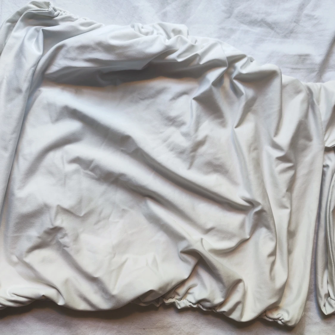 Vit omlott kortklänning med smala axelband - 2