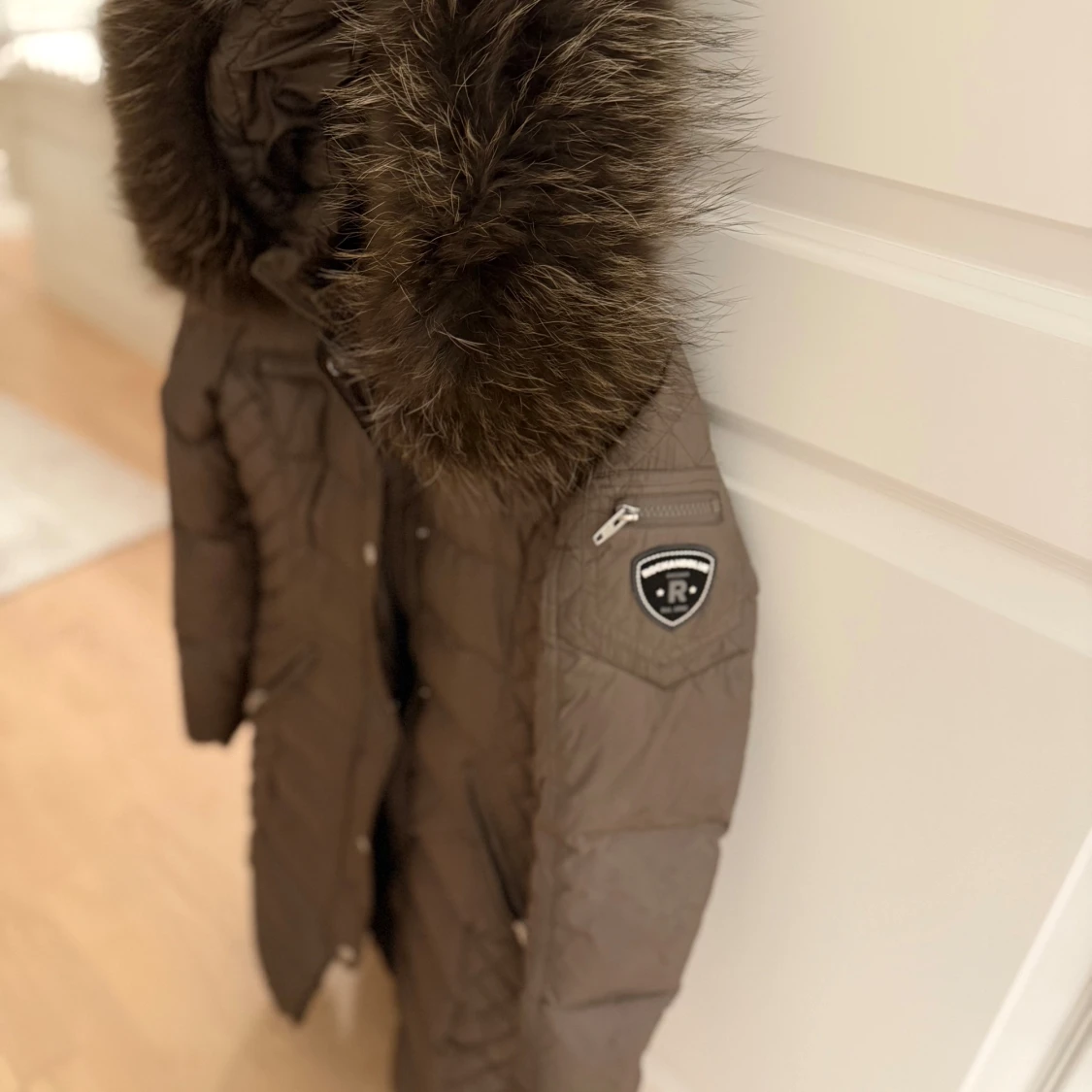 Brun lång dunjacka med fuskpäls - 3