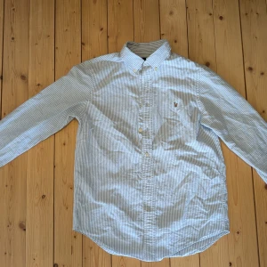 Randig Ralph Lauren skjorta  - Helt ny, extra-knappar finns kvar på den. Nypris ca 100 mitt pris 375.. Passar perfekt om du är under 175