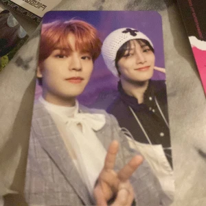 K-pop Photocard Collection - Samling med exklusiva K-pop photocards, perfekta för fans! Färgstarka bilder på stray kids medlemmar i snygga outfits och coola poser. Perfekt för att dekorera ditt rum, samla eller byta med vänner. En måste-ha för alla som älskar K-pop och vill visa sitt fandom. Alla tre Photo Cards är i limited oudition from 5star albumet 
