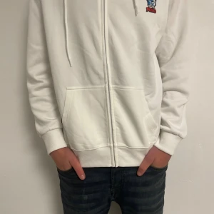 Ralph lauren hoodie - Säljer nu min Ralph lauren hoodie då jag har tröttnat på den. Går för ca 3000kr ny. Har haft den i ca 2 månader. Storlek xl men passar L. Killen på första bilden är 183cm lång.