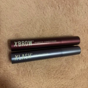 Xbrow & Xlash serum duo - Säljer ett kit med Xbrow Eyebrow Conditioner i vinröd tub och Xlash Eyelash Serum i metallicgrå tub. Perfekt för dig som vill boosta både bryn och fransar. Snygga, stilrena förpackningar i metall-look.