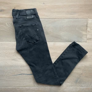 Replay anbass W30 - Säljer dessa riktigt snygga svarta jeansen från replay i modell anbass! Dem är i mycket bra skick utan några defekter, W30 och L32 bilder på mått finns om man skulle vilja ha det, tveka inte att höra av dig vid funderingar!