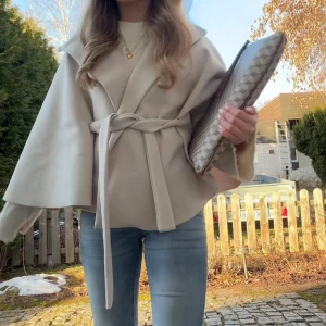 Beige missay poncho  - Så fin poncho från missay, perfekt till hösten!! I fint skick❣️❣️❣️är i one size
