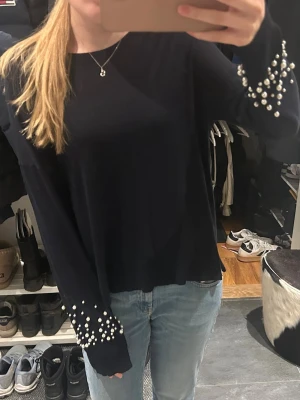 Zara tröja  - Så söt o skön tröja från Zara. Köpt för länge sen, knappt använd o inga defekter. Fin detalj längst ner på ärmarna med pärlor. Ganska tunt material, funkar bäst när det är varmare ute. Passar både till vardags o fest. Skriv för fler bilder 💗