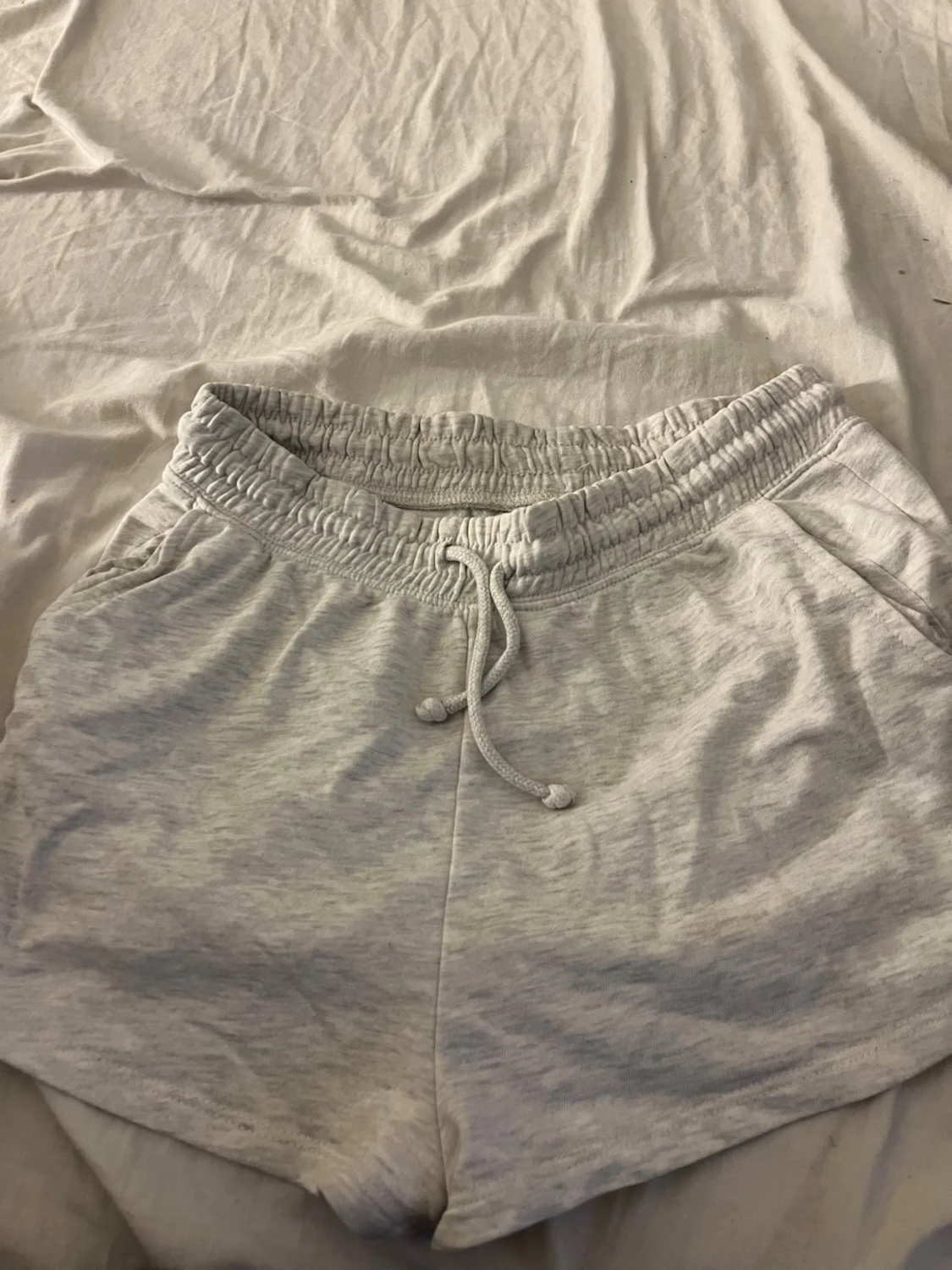 Ljusgrå mjukisshorts från H&M - 1