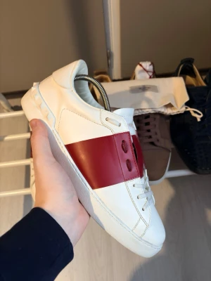 Valentino opens - Ett par sjukt feta opens i 43 i en av de populärare färgerna och inte alls lika vanlig nyskick på de följer med påse🤩✅