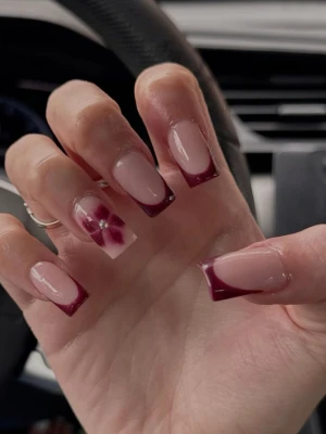 ✨Handgjorda lösnaglar✨ - Vinröd fransk manikyr med blomdesign. Skriv gärna vid beställning, frågor eller önskemål!💖