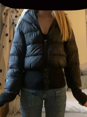 Snygg vinterjacka - En snygg+varm vinterjacka från Stellamccartney X Adidas. Säljer då den inte används längre. Som ny, inga större defekter. Passar mig som är runt 165-167.