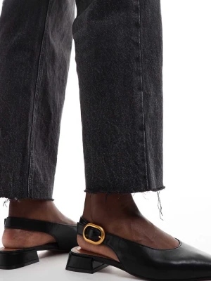 Svarta ballerinaskor med gulddetalj - Stilrena svarta ballerinaskor i skinn med öppen häl och en snygg guldfärgad spänne på sidan. Skorna har låg klack och en elegant, något spetsig tå som ger en modern vibe. Perfekta till både jeans och kjol för en clean look.