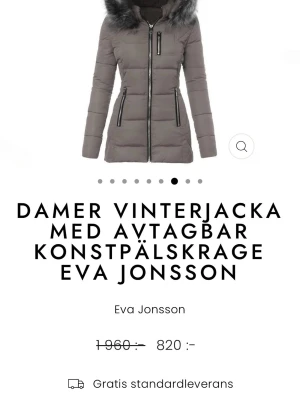 Grå vinterjacka med fuskpäls Eva Jonsson - Ny pris 890 mitt pris 500. Helt ny och oanvänd i sitt orginal paket. Storlek S men passar bättre som M storlek 34/36. Snygg grå vinterjacka från Eva Jonsson med avtagbar konstpäls runt huvan. Jackan har quiltad design, dragkedjor framtill och flera fickor. Perfekt för kalla dagar och ger en clean look med sin långa passform och markerade midja. 