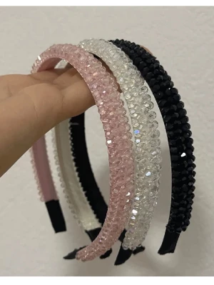 Glittriga hårband i rosa, svart och vitt - Tre breda hårband täckta med glittrande pärlor i rosa, svart och vitt. Perfekta för att ge en extra touch till din look. Hårbanden har en rundad form och sitter bekvämt på huvudet. Säljs som set om tre.