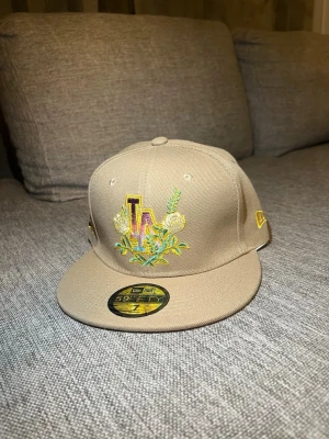 Multi färgade LA Keps - Multi färgade med blommor LA Märke Keps