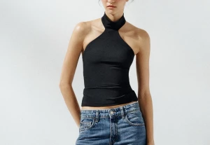 Svart halterneck polotopp - Säljer en svart, tight polotopp med halterneck och ärmlös design. slutsåld på zaras hemsida o säljer även i vit! endast testad 