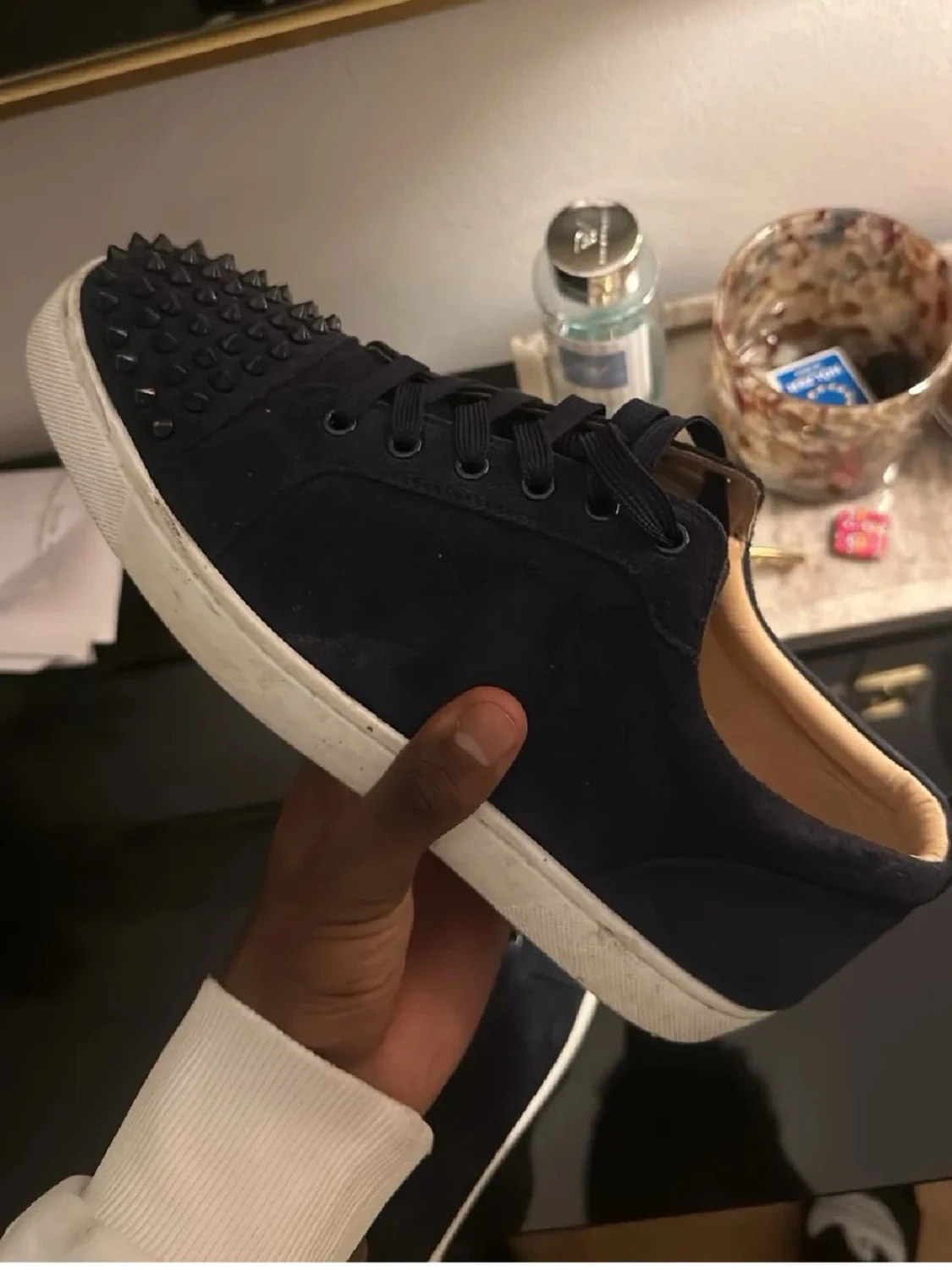 Mörkblå loubs sneakers med nitar - 1
