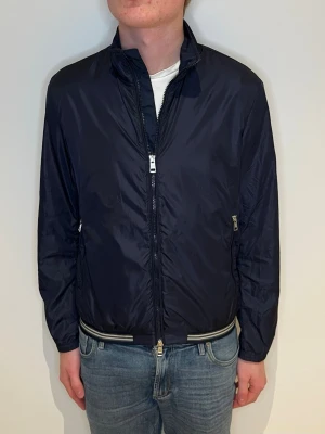 Moncler jacka - 9.5/10 | Storlek 2/M (sitter mindre i storleken, rekommenderar att gå ner en storlek än vanligt)