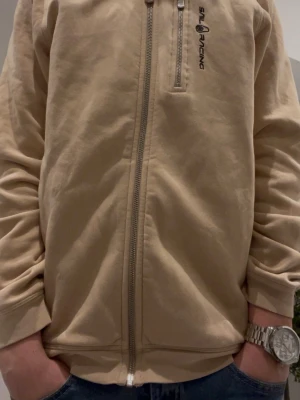 Sail racing tröja  - Hej! Jag säljer min beigea sail racing tröja.🙌 Storleken är 176 men passar också perfekt till storleken S. Skicket är i mycket bra skick. Använts någon gång. Ta kontakt med mig vid några som helst frågor!🫵😉