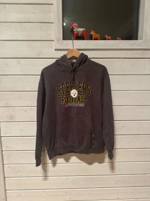 Mörk grå NFL hoodie  - Mörk grå Steelers hoodie. Storlek M