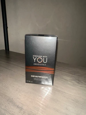 Stronger With You Absolutely 50ml - Upptäck Emporio Armani Stronger With You Absolutely i 50 ml. Parfymen har en modern och stilren design. Den är helt ny och oöppnad Perfekt för dig som vill sticka ut.