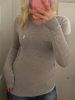 Grå stickad tröja från Ralph Lauren - Säljer en grå stickad tröja från Ralph Lauren💗 Skriv för fler bilder och äntenjetsbevis! 