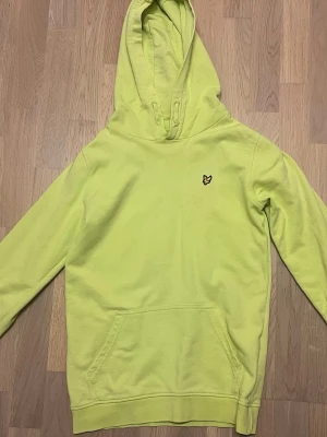 Lime grön Lyle & Scott hoodie - Varan har mycket bra skick. Hoodien har inte fleece innuti utan är gjort av ett tunnar material. Storleken är Junior 12/13 år