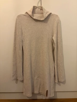 Gina Tricot  - Medellång klänning med liten slits, polokrage och långärmad. 