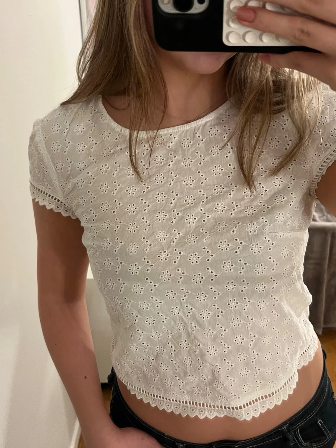 Vit broderad blus med spetsdetaljer