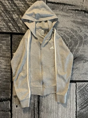 Adidas Zip - Grå zip från Adidas Pris: 200kr Storlek: M Använd ett fåtal gånger! Pris kan diskuteras!