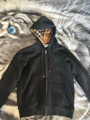 Burberry kofta - Säljer denna burberry tröja som jag fick i present från en vän. Jätte fin och håller en varm, perfekt för denna årstid. Är 175 och passar mig perfekt Pris går absolut att diskutera, inga defekter..