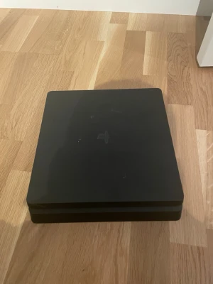 PS4 slim - Ps4 slim,  kontroll finns tyvärr inte med kablar finns, men funkar jätte bra låter inte mycket och har aldrig krånglat vill du ha fler bilder eller några frågor är det bara att skriva. Priset kan diskuteras!