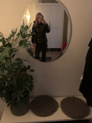 Svart pufferjacka från Moncler - Säljer en svart, glansig pufferjacka från Moncler med huva och dragkedja. Jackan har Moncler-logga på ärmen och praktiska fickor med lock. Perfekt för kalla dagar och riktigt snygg till streetwear-stil. Moncler påsen finns kvar! Skriv DM för bilder.