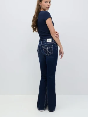 Jeans från Gina  - Säljer mina jätte snygga jeans från Gina Tricot. Dom det är som den första bilden bara utan detaljerna på fickorna❤️❤️