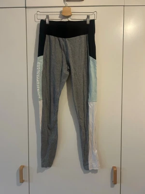 Träningsleggings från SOC - Säljer ett par snygga träningsleggings från SOC i storlek 36. Säljs för de är för små för mig! Materialet är mjukt och stretchigt, perfekt för träning. Midjan är hög och ger bra stöd. 