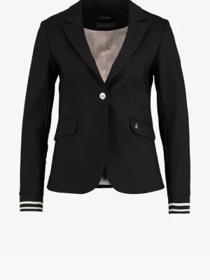 Svart kavaj från Mos Mosh - Svart kavaj från Mos Mosh med klassisk krage och knapp framtill😊Snygga vita ränder på ärmsluten och diskret broderad logga på fickan✨ Insidan har ett ljust, mönstrat foder som ger en cool kontrast.🤗Perfekt för dig som gillar stilrena detaljer💕nypris 2300 