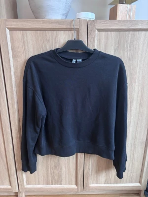Svart sweatshirt  - En svart tunn sweatshirt! Mysig och skön, storlek XS från H&M divided 