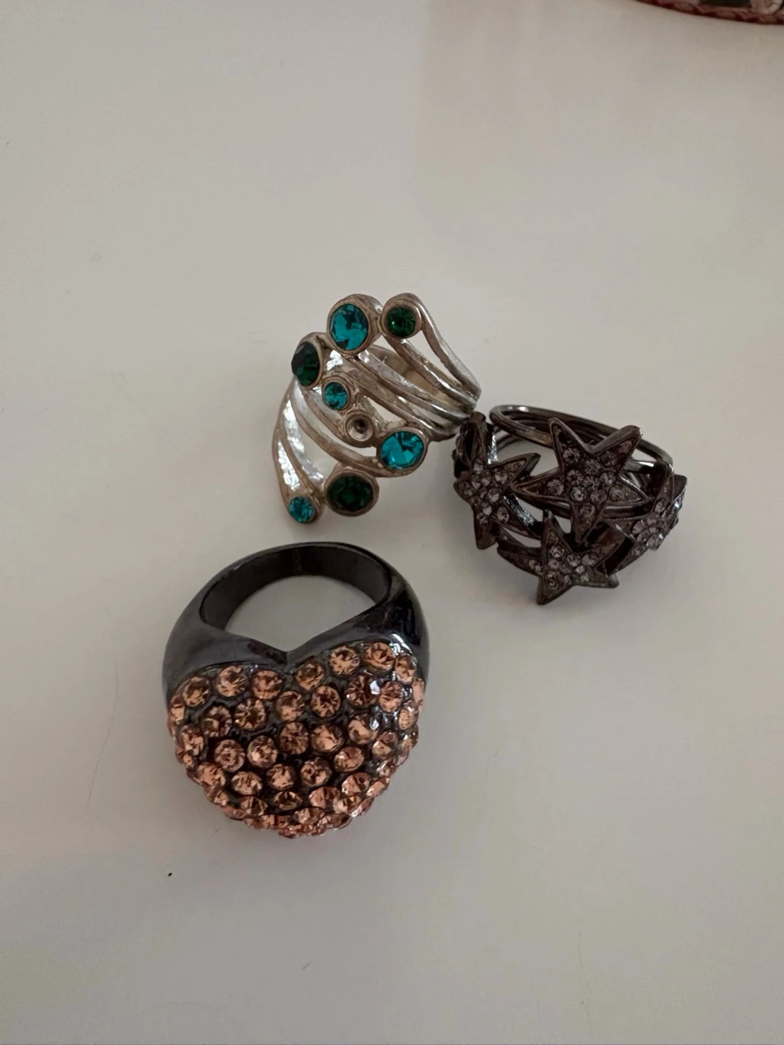 Tre statementringar med stenar och stjärnor - 2