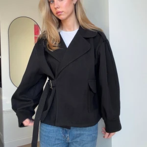 Svart kappa - Så fin med spänne i midjan!! Liknar dom kända ”aviator” modeller från Dagmar🤍🤍🙌🏻