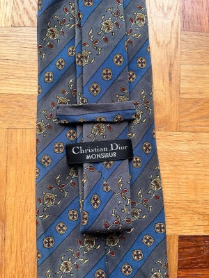 Dior slips - Lyxslips från Christian Dior. Slitage på baksidan av den smala delen, vilket är tur för det är ju framsidan på den tjocka delen som syns. Riktigt bra skick annars. 100% silke