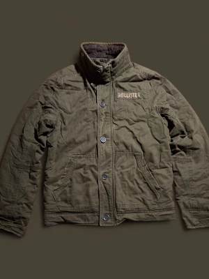 Olivgrön jacka från Hollister - Tjena! Säljer nu en olivgrön jacka från Hollister med fodrad insida som håller värmen bra. Jackan är normal I storleken och är i bra skick utan defekter. Pris kan diskuteras, hör av er vid frågor!