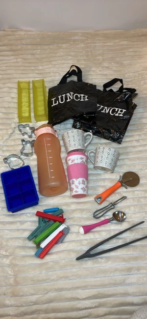 Kit massa till kök verktyg förvaring koppar termos  - Allt på bilden:  - två väskor/ påsar för matlådor osv -massa klämmor - IS form stora isbitar  -pizzaslicer  -skalare  -glassskopa -tång -två muggar  -vattenflaska 2 liter med sugrör -blommig termos  -två förvaringslådor  -kakformar / pepparkaksformar  Flera saker är helt nya, och flera till utan anmärkningar, repor och skönhetsmärken förekommer