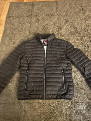 Colmar jacka - Nästan oanvänd colmar jacka, nypris 2400 mitt pris 699kr! Passar dig som är 175-190! Storlek 50 (M/L) passar på vintern och hösten! Hör av dig vid frågor eller funderingar😁