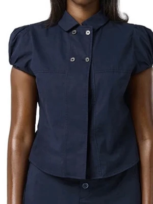 Sisters & Seekers mörkblå blus – elegant modell, XS (ny med prislapp) - Elegant mörkblå blus från Sisters & Seekers i storlek XS. Fin passform med stilrena detaljer – perfekt till jobb, middagar eller festligare tillfällen.  ✨ Ny med prislapp ✨ Super söt och unik  Kan skickas snabbt 📦 