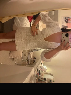 Studentklänning  - Säljer nu min älskade studentklänning då den inte kommit till användning sedan studenten och känner att jag inte kommer använda den heller. Nypris 700kr då jag köpte den på Plick men den är omsydd, därav priset. Storlek 34