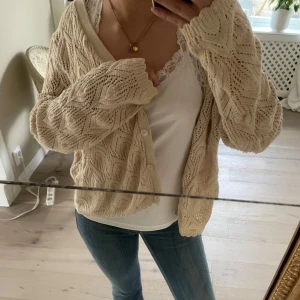 Beige stickad kofta från Lindex - Säljer en mysig beige stickad kofta från Lindex. Koftan har ett fint stickat mönster och knäpps framtill med knappar. Perfekt för kyliga dagar och ger en avslappnad look. Passar bra över en enkel topp eller t-shirt. STORLEK - XL PRIS går att diskutera! Skriv om du har frågor 🫶🤍