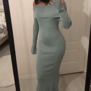 Adoore off-shoulder klänning - Supersnygg off-shoulder klänning från Adoore. Använd endast en gång, därav mycket bra skick. Strl 32 men funkar också om man har 34/36 också. Orginalpris 1595kr. 🥰