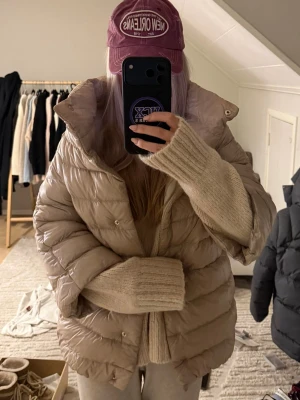 Beige Herno jacka - Säljer en beige pufferjacka från Herno. Storlek S, använd max 4 ggr och köpt från vestiaire! Skriv för fler bilder eller frågor