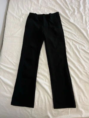 Svarta kostymbyxor från Gekås. - Svarta kostymbyxor från Gekås med fickor. 